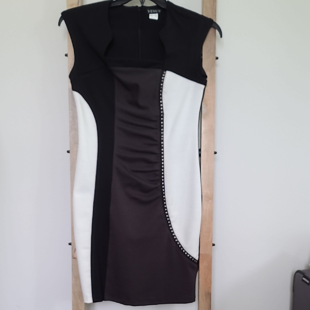 NWOT VENUS Black and White Color Block Dress, Size M